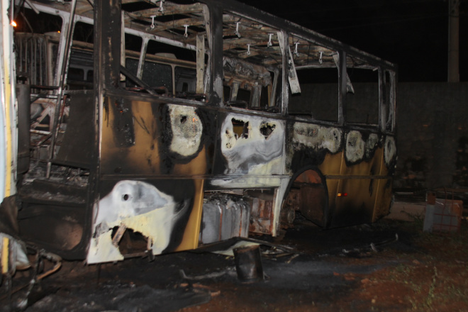 Mais um ônibus é incendiado em Três Lagoas O ônibus foii incendiado em uma garagem localizada na Avenida Capitão Olinto Mancini (Foto: Ricardo Ojeda)