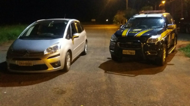 PRF encontra veículo de luxo abandonado na BR-262 O carro esta avaliado em quase R$ 40 mil, o que chamou à atenção do criminoso. (Foto: Assessoria)