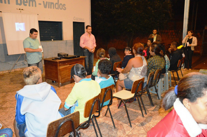 Projeto de vereador, Cinema nos Bairros vai ao Paranapungá Nilo explicou as funções do vereador e do Poder Legislativo, ouviu alguns questionamentos da comunidade (Foto: Divulgação/Assecom)