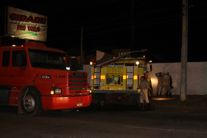 Mais um ônibus é incendiado em Três Lagoas Ao todo oito soldados do Corpo de Bombeiros atenderam a ocorrência, utilizando três viaturas para fazer o rescaldo (Foto: Ricardo Ojeda)
