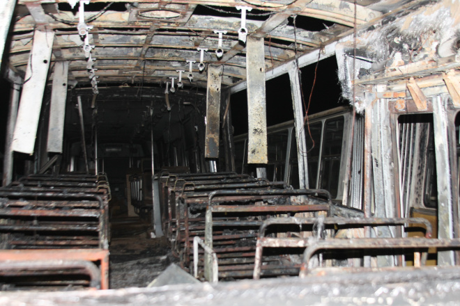 Mais um ônibus é incendiado em Três Lagoas Imagem interna do ônibus mostra o estrago que as chamas causaram no coletivo (Foto: Ricardo Ojeda)