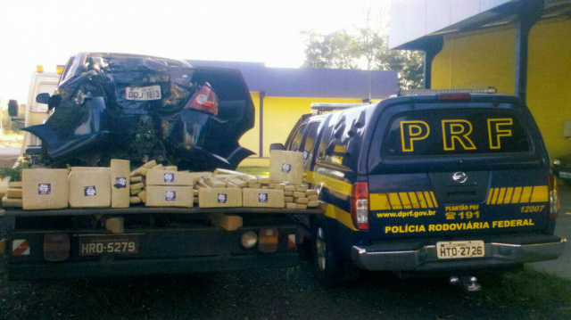 Foram encontrados no interior do veículo 680 kg de maconha (Foto: Divulgação/Assecom)