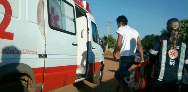 Homem agride ex-mulher a pedradas no Vila Verde Mulher e atual companheiro recebem atendimento do SAMU (Foto: Celso Daniel/Perfil News)