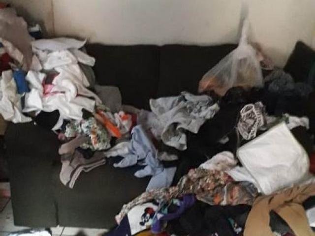 Menino de 9 meses é abandonado em casa pela mãe, dependente química Roupa espalhada em cômodo da casa onde criança foi abandonada pela mãe (Foto: Divulgação/Campo Grande News)