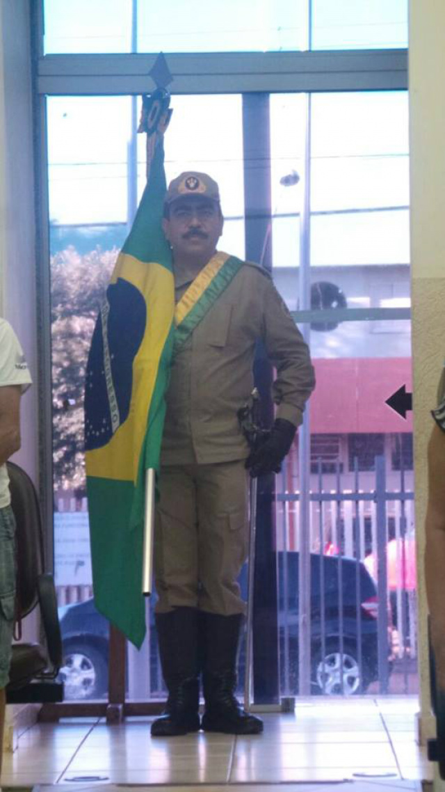 Bombeiro militar, carrega a bandeira brasileira durante a solenidade de posse. (Foto: Ricardo Ojeda)