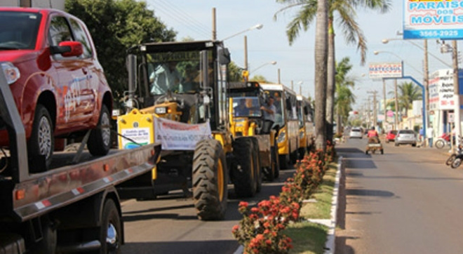 Prefeitura de Aparecida do Taboado faz desfile com máquinas adquiridas A carreata percorrer as principais ruas da cidade (Foto: Assessoria de Comunicação)
