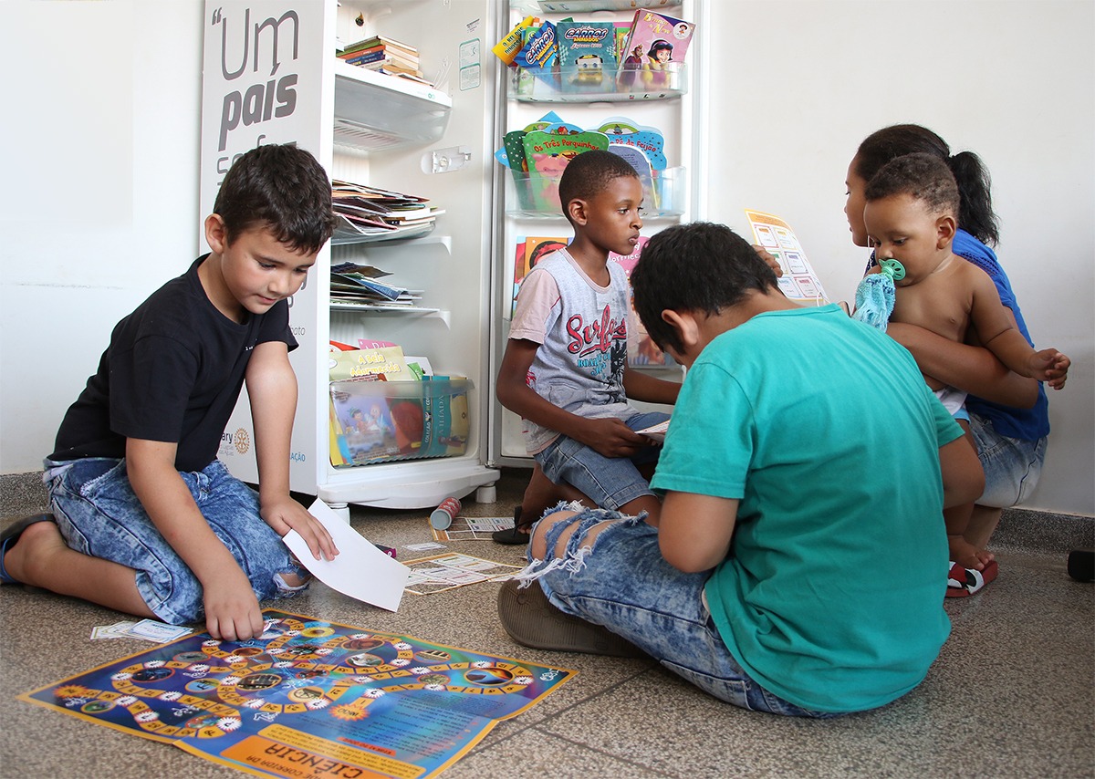 Unidade de Saúde do Residencial Novo Oeste em Três Lagoas recebe “Geladoteca” do Rotary Club Crianças se divertiram com os livros da Geladoteca. Foto: Divulgação