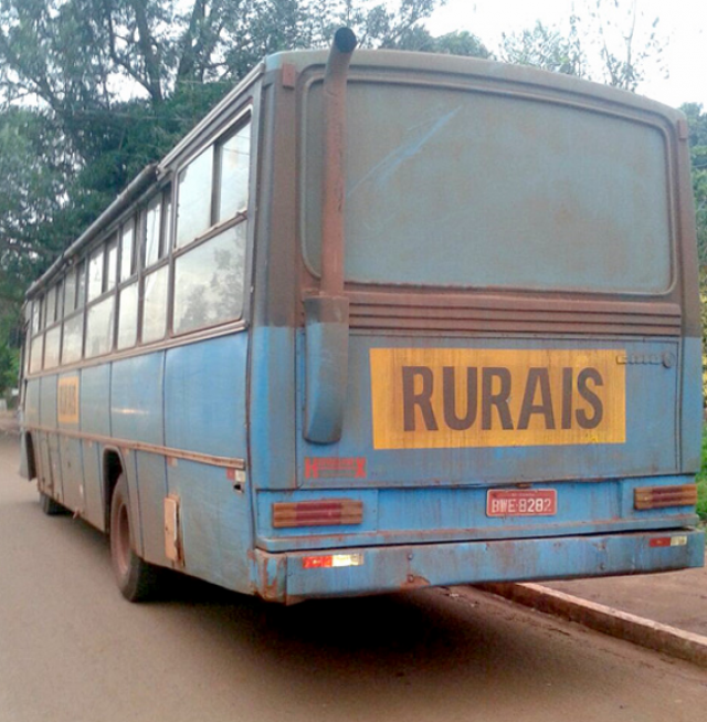Agepan apreende ônibus clandestino em péssimas condições transportando trabalhadores rurais Os pneus estavam carecas, com recapeamento soltando, rasgados em alguns pontos, representando grande perigo tanto para os trabalhadores quanto para os outros veículos trafegando na via (Foto: Divulgação/Agepan)