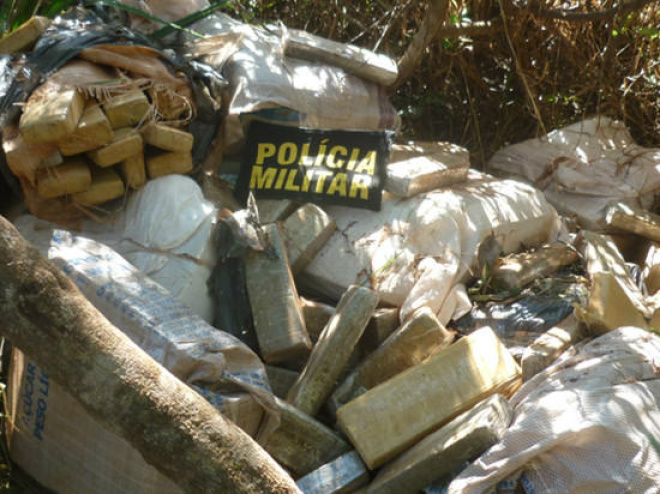 Às margens da estrada do Alegrete, os policiais realizaram uma busca e encontraram dentro da mata vários sacos, repletos de tabletes de maconha (Foto: Assecom PMMS) 