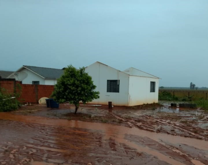 Chuva com fortes ventos causa estragos em Três Lagoas e região Em Taquarussu, no sudeste de MS, prédios e residências foram destelhadas com o vendaval. (Foto: Divulgação).