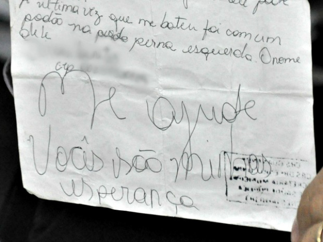 Mulher diz que jovem agiu por ciúme e mentiu ao delatar cárcere em receita Pedido de ajuda foi escrito no verso de receita e entregue à farmacêutica (Foto: Gabriela Pavão/ G1 MS)