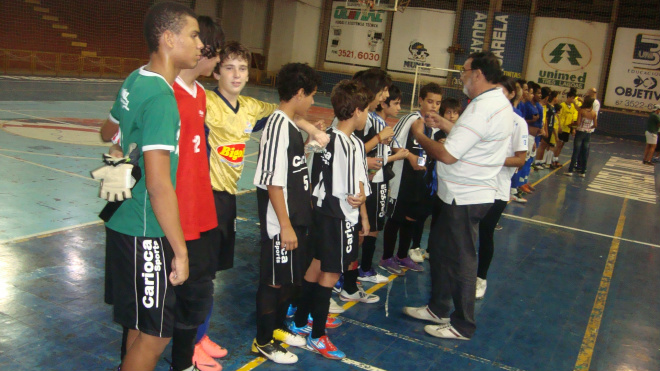 Alunos recebendo as medalhas após a divulgações dos campeões. Foto: Assessoria