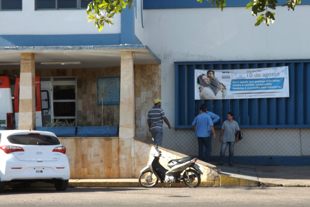 Motorista tem parte da cabeça escalpelada em capotamento de caminhonete Familiares das vítimas estão no hospital em busca de informações sobre o estado de saúde delas (Foto: Léo Lima)