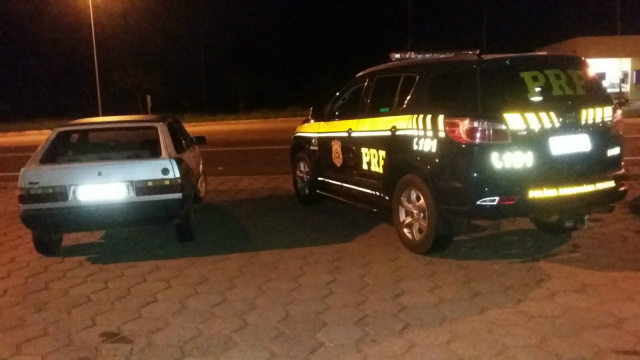 Homem é preso pela PRF com CNH falsa na BR-158 O condutor disse que pagou R$ 1.800,00 pelo documento. (Foto: Assessoria/PRF)