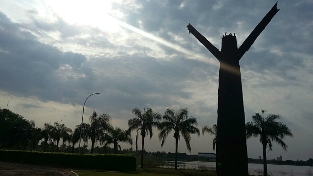 Com nuvens, Três Lagoas não tem previsão de chuva nesta segunda-feira Com céu nublado, o sol apareceu tímido na manhã desta segunda-feira (09). (Foto: Perfil News)