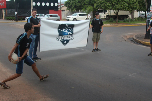 Sem apoio, jogadores de rugby pedem dinheiro nos semáforos O dinheiro arrecadado ajudou a bancar parte da viagem do time adulto masculino para Primavera do Leste à 950km de Três lagoas (Foto: Divulgação/Assecom)