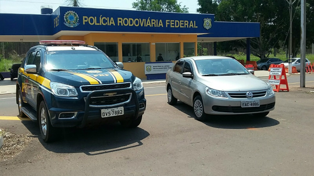 Veículo clonado e furtado em São Paulo é recuperado em Três Lagoas Durante a abordagem no posto policial, os agentes desconfiaram do condutor. (Foto: Assessoria/PRF)
