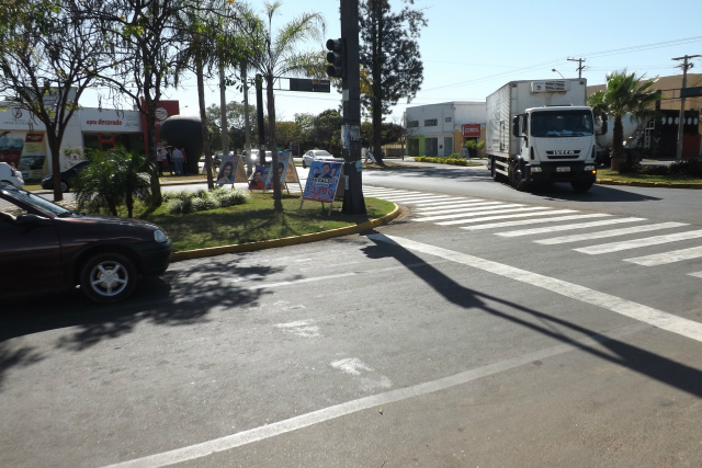 Cruzamento das avenidas Capitão Olyntho Mancini e Filinto Muller, vários cavaletes foram colocados nos canteiros centrais para divulgar os candidatos (Foto:Léo Lima