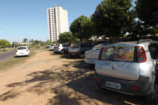 Em frente à Secretaria Municipal de Assistência Social, na Circular da Lagoa, hoje de manhã, oito carros estavam estacionados e tinha adesivos dos mesmos candidatos (Foto: Léo Lima)