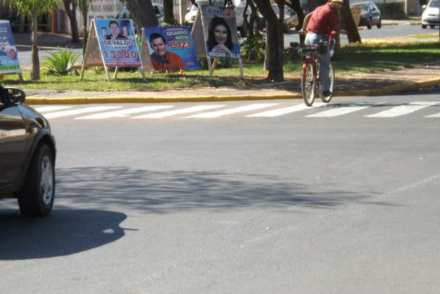 TRE registra 97 denúncias de infrações eleitorais no Estado; em Três Lagoas, campanha segue tranquila Cruzamento da Olyntho Mancini com Filinto Muller, um dos locais escolhidos para a propaganda eleitoral dos candidatos por causa do grande fluxo de veículos e pedestres (Foto: Léo Lima)