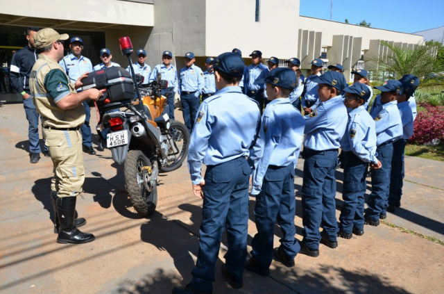 Patrulha Mirim de Trânsito receberá novos uniformes, na próxima terça Crianças e adolescentes fazem parte do programa que tem objetivo orientar os alunos sobre a questão do trânsito (Foto: Divulgação)