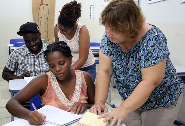 Grupo de Haitianos participa de Programa Brasil Alfabetizado em Três Lagoas Em 6 meses de programa, haitiano escreve carta para o pai relembrando a saudade da família, contando as experiências no Brasil e prometendo voltar para o país de origem (Foto/Assessoria)