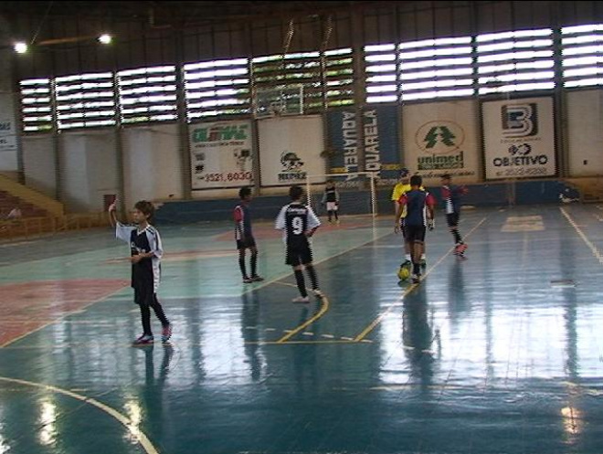 Alunos de Três Lagoas representam a cidade em competições de futsal Estudantes de Três Lagoas participam de competições nas quadras. (Foto:César Esquibel)
