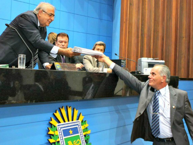 Deputado Lauro Davi (PSB) entregou documentos para o presidente da Casa de Leis, Jerson Domingos (PMDB), na sessão desta terça-feira  (Foto: Giuliano Lopes/ ALMS)