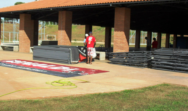 Estrutura de pista para BR de Motocross de Três Lagoas recebe últimos reparos Estrutura de decoração da pista recebe últimos reparos antes de começar a montagem. Foto: 7even Comunicação
