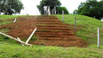 Estrutura de pista para BR de Motocross de Três Lagoas recebe últimos reparos Escada está sendo construída para facilitar o acesso do público. Foto: 7even Comunicação