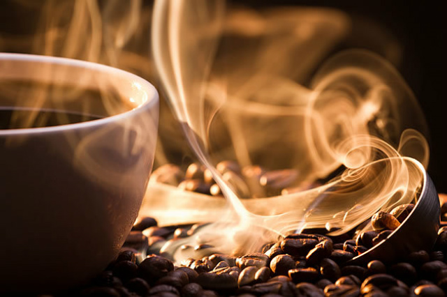 Pesquisa mostra que apenas o cheiro do café pode trazer benefícios à saúde No cérebro, a cafeína e os ácidos clorogênicos evitam inflamações prevenindo doenças como mal de Alzheimer e de Parkinson. (Foto: Divulgação).