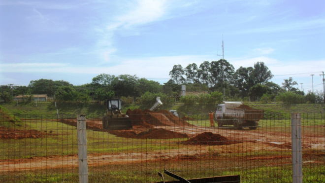 Estrutura de pista para BR de Motocross de Três Lagoas recebe últimos reparos A todo momento caminhões de terra são descarregados no local. Foto: 7even Comunicação