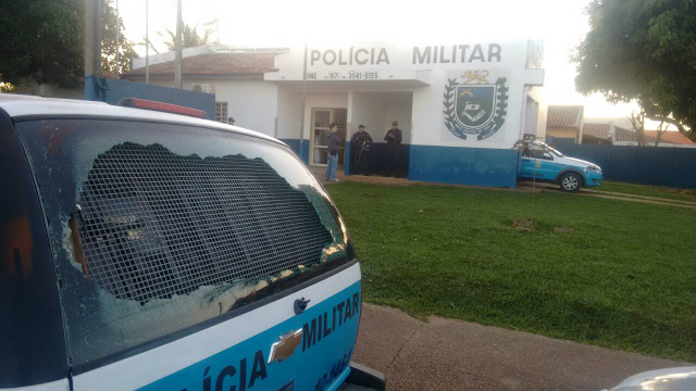 Os suspeitos depredaram a viatura e a Base Policial do Distrito de Novo Porto XV após o som da festa ser apreendido (Foto: Divulgação/Rádio Portal News)