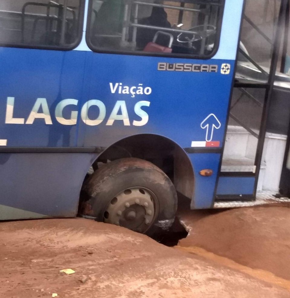 No bairro Vila Verde, por exemplo, um ônibus coletivo atolou em uma ‘’cratera’’ formada pela força de água. (Fotos: Divulgação). 