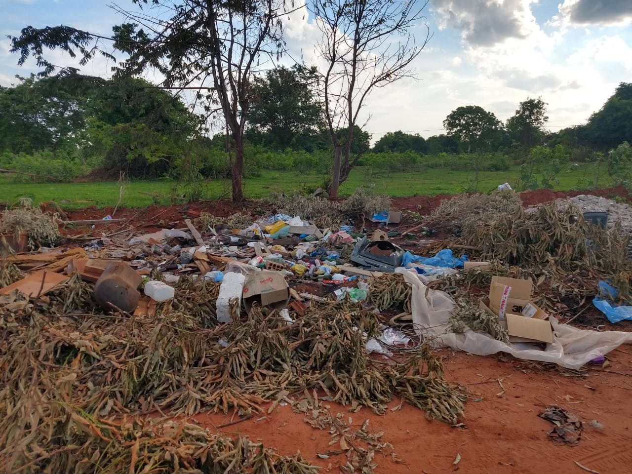 Rua Trajano dos Santos é um dos lugares onde costuma haver descarte irregular de lixo. Foto: Divulgação