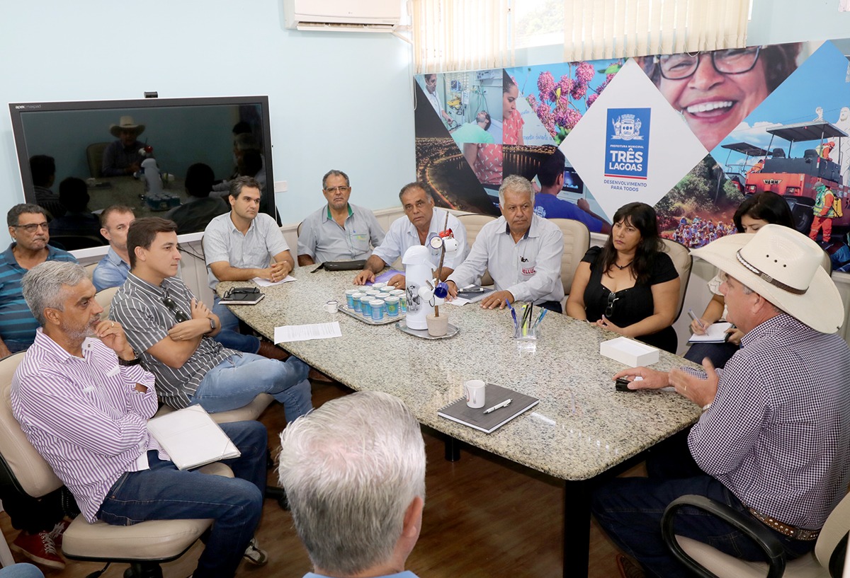 Prefeitura de Três Lagoas reúne empresários do Distrito Industrial I para regularização da área dos empreendimentos Prefeito Ângelo Guerreiro com empresários. Foto: Divulgação