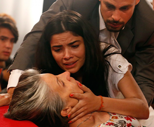 Tóia socorre a mãe e chora de desespero (Foto: Ellen Soares/Gshow)