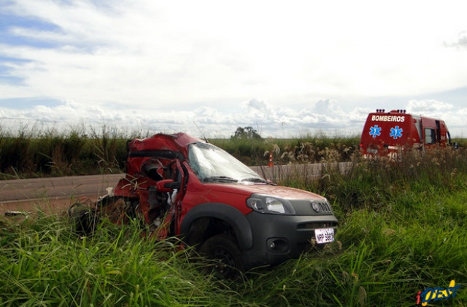 Acidente mata uma pessoa e deixa outra em estado grave Veículo Uno foi atingido por carreta quando tentava ultrapassagem (Foto: Idest)