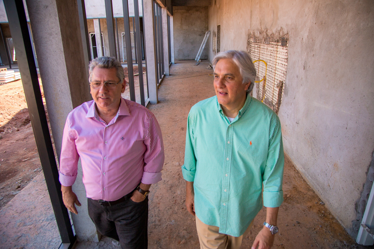 Ademar Capuci e Delcídio nas obras do Centro de Prevenção do Câncer de Nova Andradina (Foto: Divulgação/ AI)