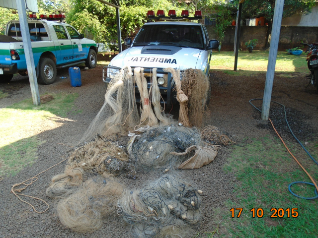 PMA apreende redes de pesca, tarrafas, anzóis de galho ilegais e solta 12 kg de pescado As redes foram retiradas pelos policiais militares ambientais. (Foto: PMA/MS)