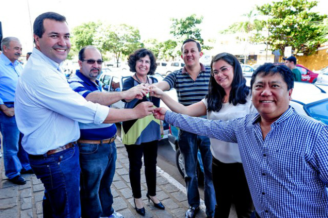 Prefeita Marcia Moura entre cinco novos veículos asecretarias municipais (Foto: Fernando Gonçalves)