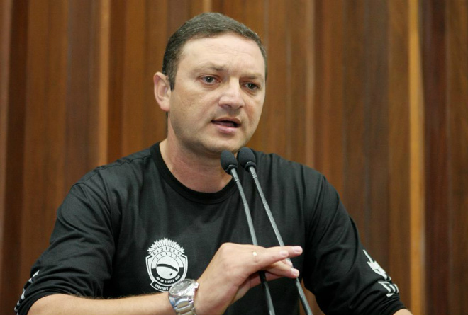 Alexandre Barbosa da Silva, presidente do Sinpol, ocupou a tribuna para anunciar que categoria fará greve a partir de sexta-feira (Foto: Giuliano Lopes)