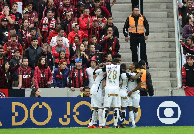 Corinthians goleia Atlético-PR e dá passo largo rumo ao título brasileiro Corinthians fez a festa em Curitiba e chegou aos 67 pontos, oito à frente do vice-líder Atlético-MG (Foto:Reprodução)