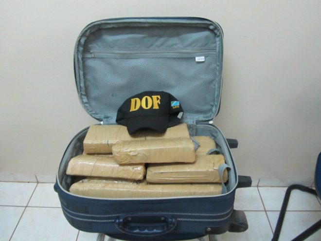Droga estava no bagageiro do ônibus e pesou mais de 11 quilos (Foto: Divulgação DOF)