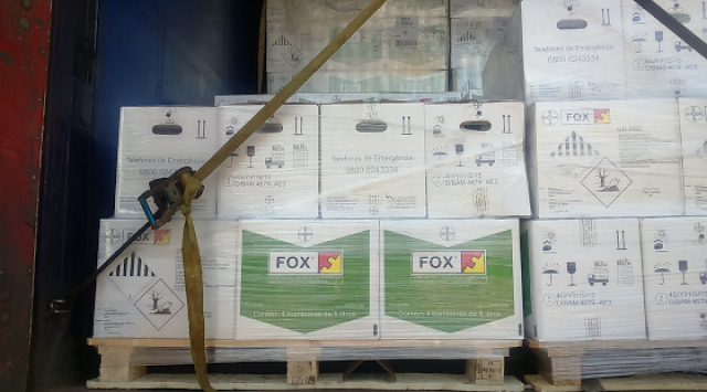 Caminhão é apreendido com carga ilegal de agrotóxicos e empresa é autuada em R$ 30 mil Os agrotóxicos eram transportados em um caminhão tipo baú. (Foto: Assessoria)