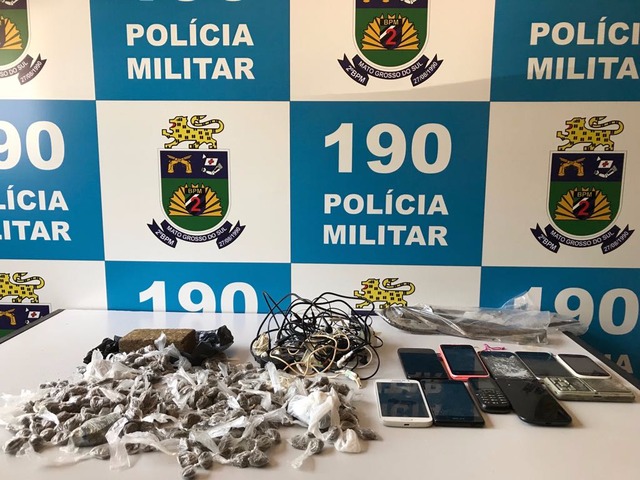 Na operação, foram encontrados celulares com carregadores e fones de ouvido, além de aproximadamente 760 gramas de maconha e 71,6 gramas de cocaína. (Foto: Divulgação/Polícia Militar)