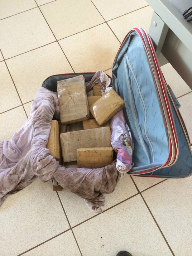Em uma das malas foram encontrados 16 kg de maconha e 1 kg de haxixe, em outra mala mais 18 kg da droga (Foto: Divulgação/PRF)