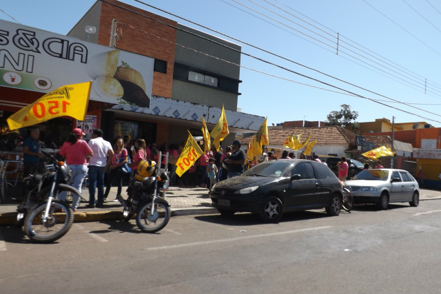 Sábado “morno”: campanha eleitoral nas ruas ainda segue tímida em Três Lagoas Cabos eleitorais agitam bandeiras de candidato em frente a um comitê na avenida Antônio Trajano (Foto: Léo Lima)