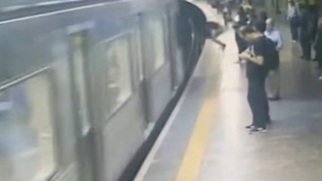 Mulher foi empurrada para trilhos do metrô Foto: Reprodução/Redes sociais