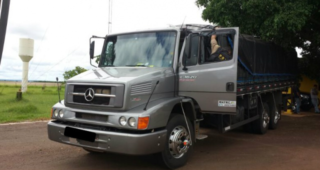 A maconha apreendida em Campo Grande era transportada em um veículo Mercedes Benz placa de Arcos/MG (Foto: Divulgação/PRF)